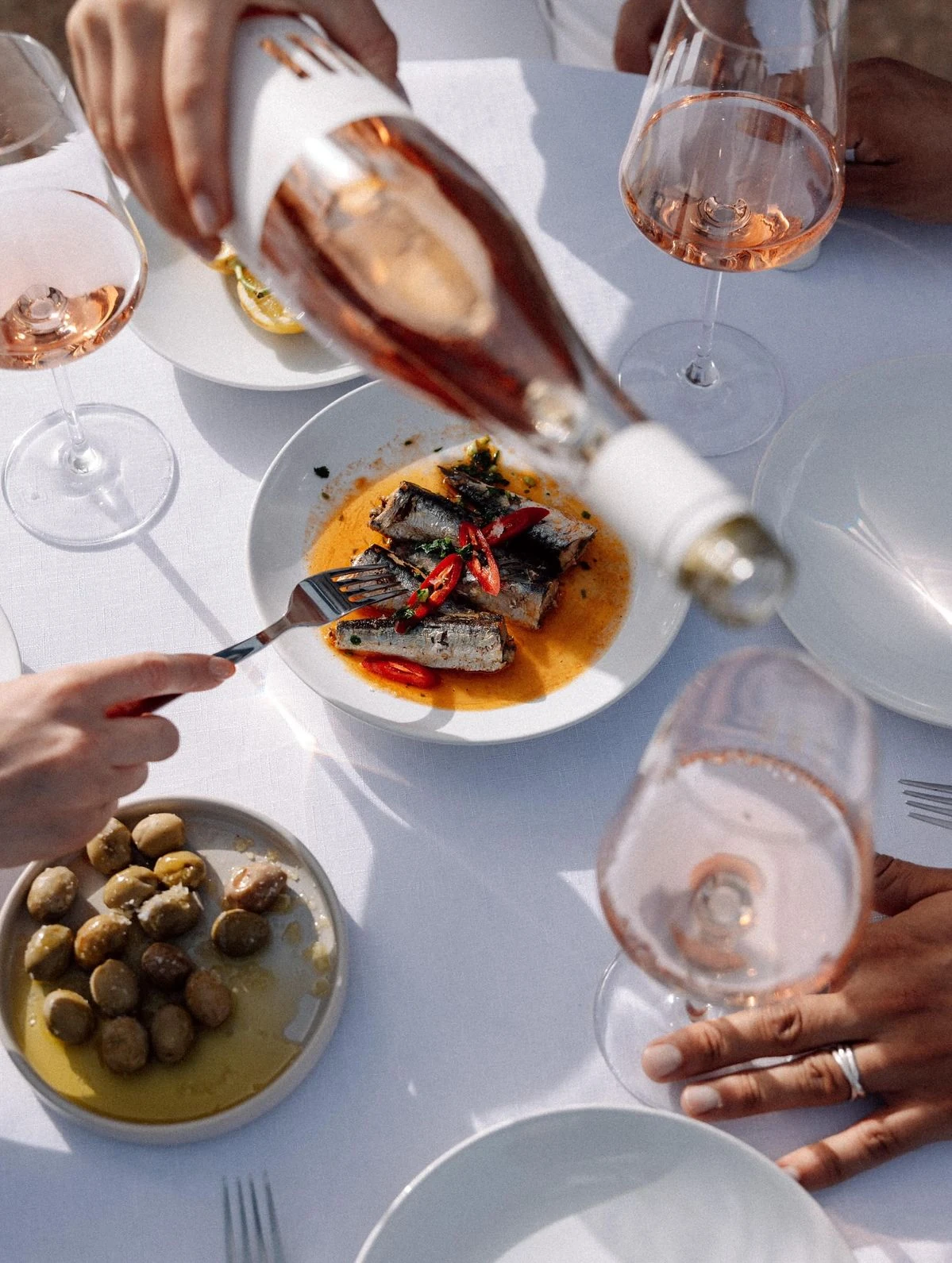 Outdoor Mediterranean dining with rosé and seafood on Isola di San Pietro in Sardinia