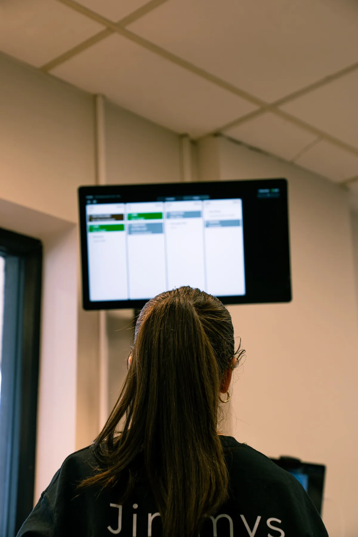 Jimmys team member working with the order screen